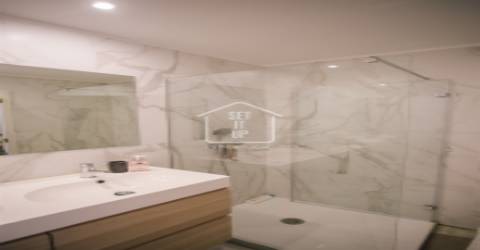 Apartamento T3 com 2 suítes, vistas para o rio e para o mar.