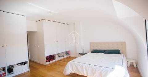 Apartamento T3 com 2 suítes, vistas para o rio e para o mar.