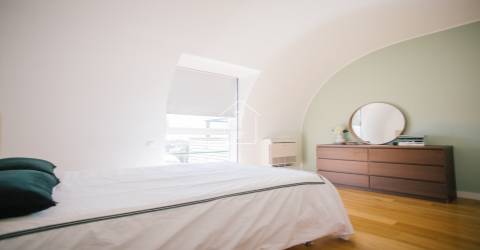 Apartamento T3 com 2 suítes, vistas para o rio e para o mar.