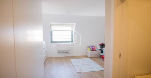 Apartamento T3 com 2 suítes, vistas para o rio e para o mar.