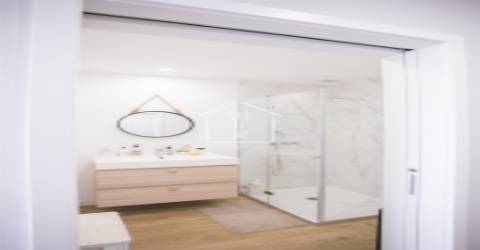 Apartamento T3 com 2 suítes, vistas para o rio e para o mar.