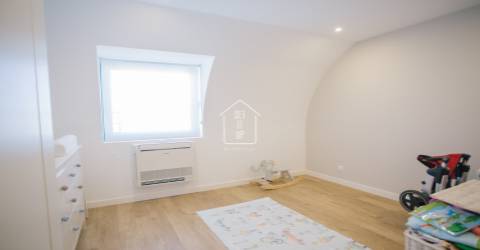 Apartamento T3 com 2 suítes, vistas para o rio e para o mar.