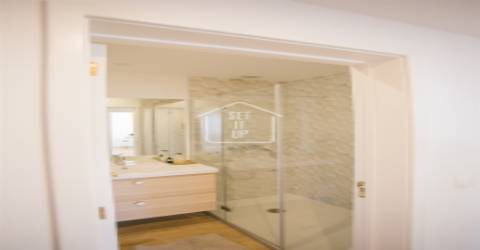 Apartamento T3 com 2 suítes, vistas para o rio e para o mar.