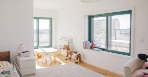 Apartamento T3 com 2 suítes, vistas para o rio e para o mar.