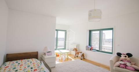 Apartamento T3 com 2 suítes, vistas para o rio e para o mar.