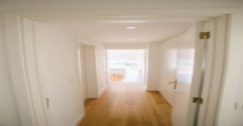 Apartamento T3 com 2 suítes, vistas para o rio e para o mar.