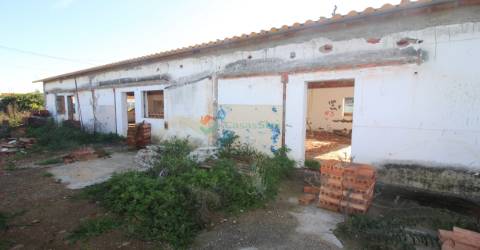 Moradia T3 em remodelação em Riachos