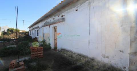 Moradia T3 em remodelação em Riachos