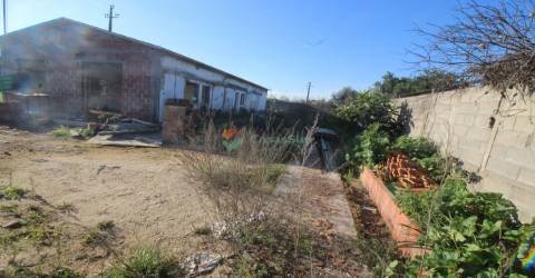 Moradia T3 em remodelação em Riachos