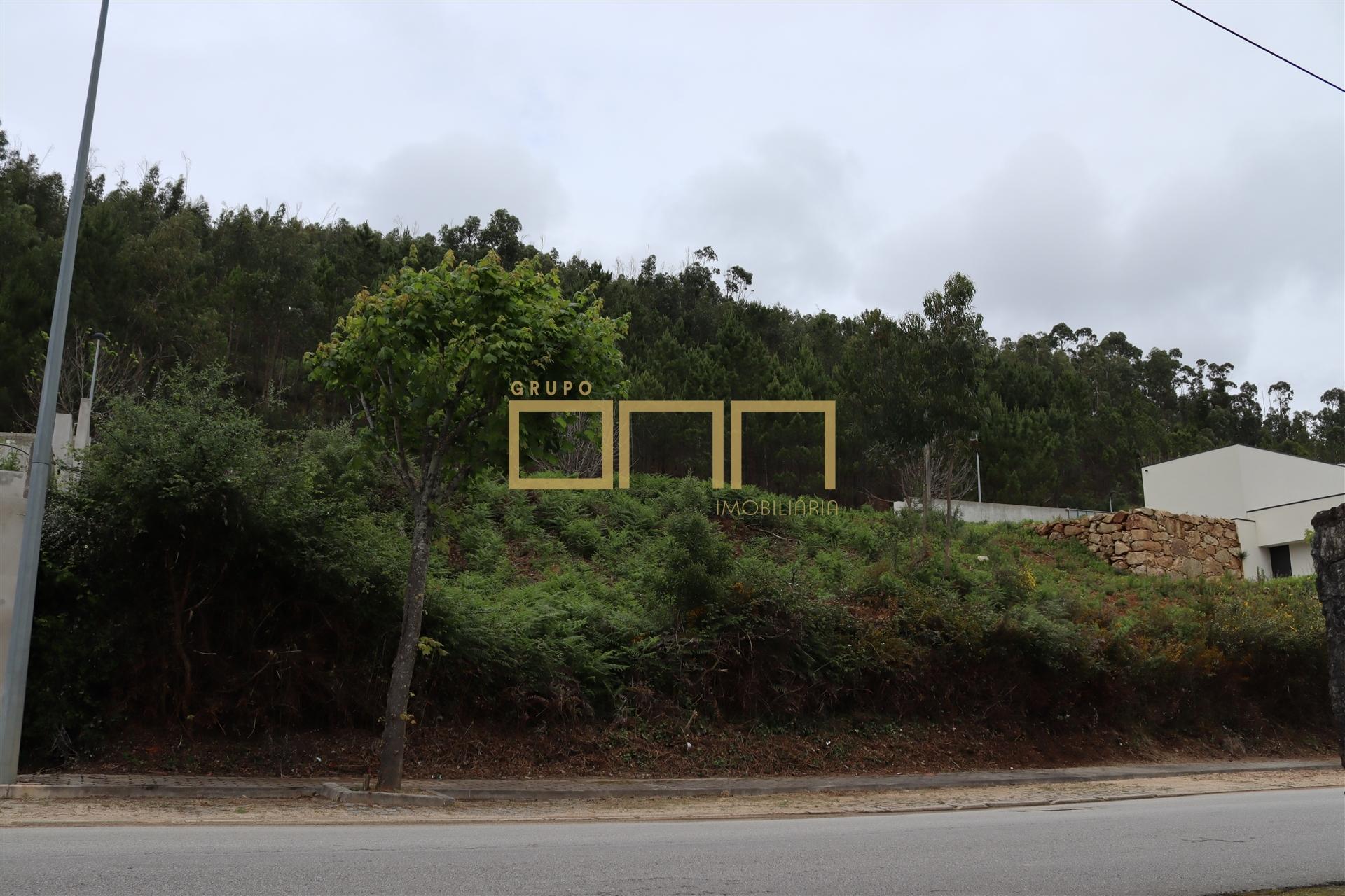 Terreno com projeto aprovado para a construção de uma Moradia T4.