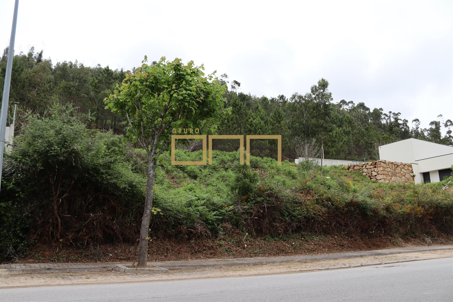 Terreno com projeto aprovado para a construção de uma Moradia T4.