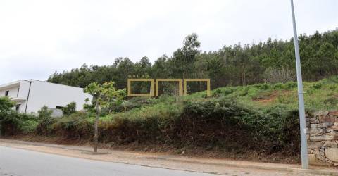 Terreno com projeto aprovado para a construção de uma Moradia T4.