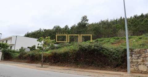 Terreno com projeto aprovado para a construção de uma Moradia T4.