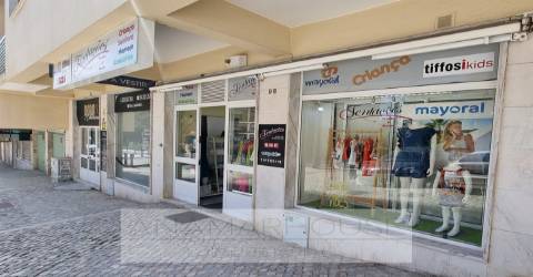 Trespasse de negócio de loja de roupa 95.000€ em Queluz, Monte Abraão,Lisboa