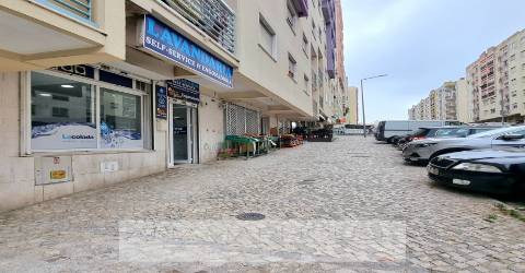 Trespasse de negócio de loja de roupa 95.000€ em Queluz, Monte Abraão,Lisboa