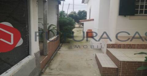 Moradia V2 + V1, nos Foros de Salvaterra