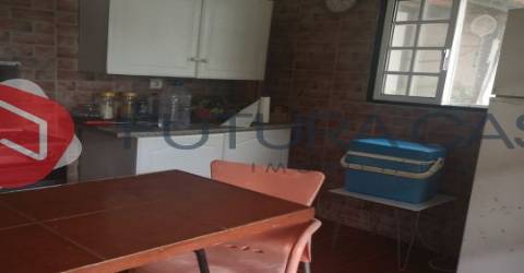 Moradia V2 + V1, nos Foros de Salvaterra