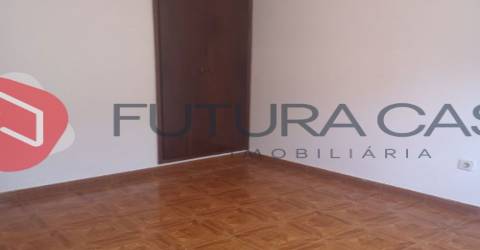 Moradia V2 + V1, nos Foros de Salvaterra