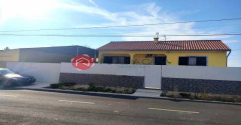 Moradia V2+2, em Marinhais