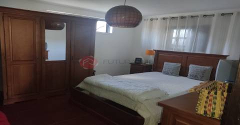 Moradia V2+2, em Marinhais