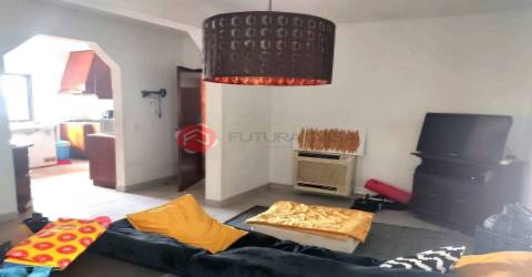 Moradia V2+2, em Marinhais