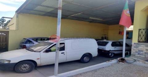 Moradia V2+2, em Marinhais