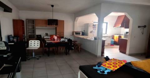 Moradia V2+2, em Marinhais