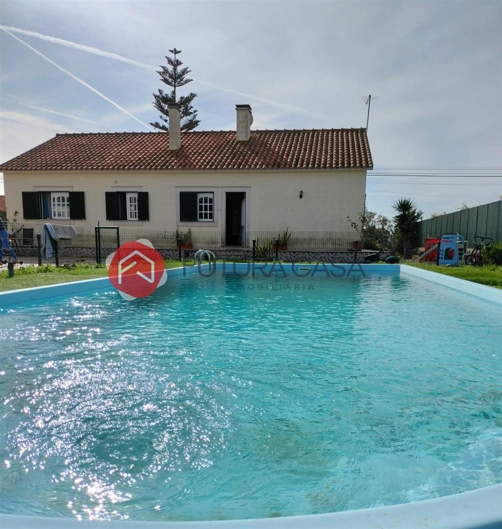 Moradia V3 com piscina, nos Foros de Salvaterra