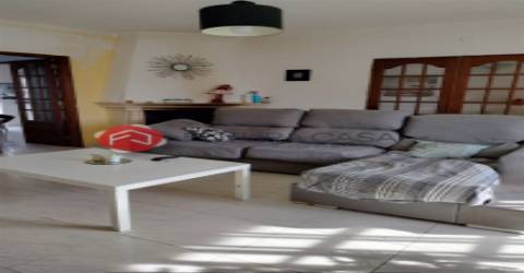 Moradia V3 com piscina, nos Foros de Salvaterra