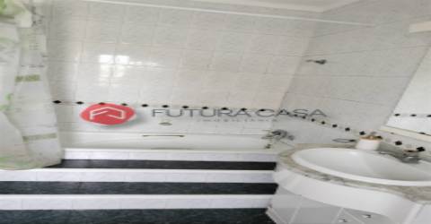 Moradia V3 com piscina, nos Foros de Salvaterra