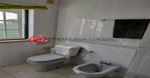 Moradia V3 com piscina, nos Foros de Salvaterra