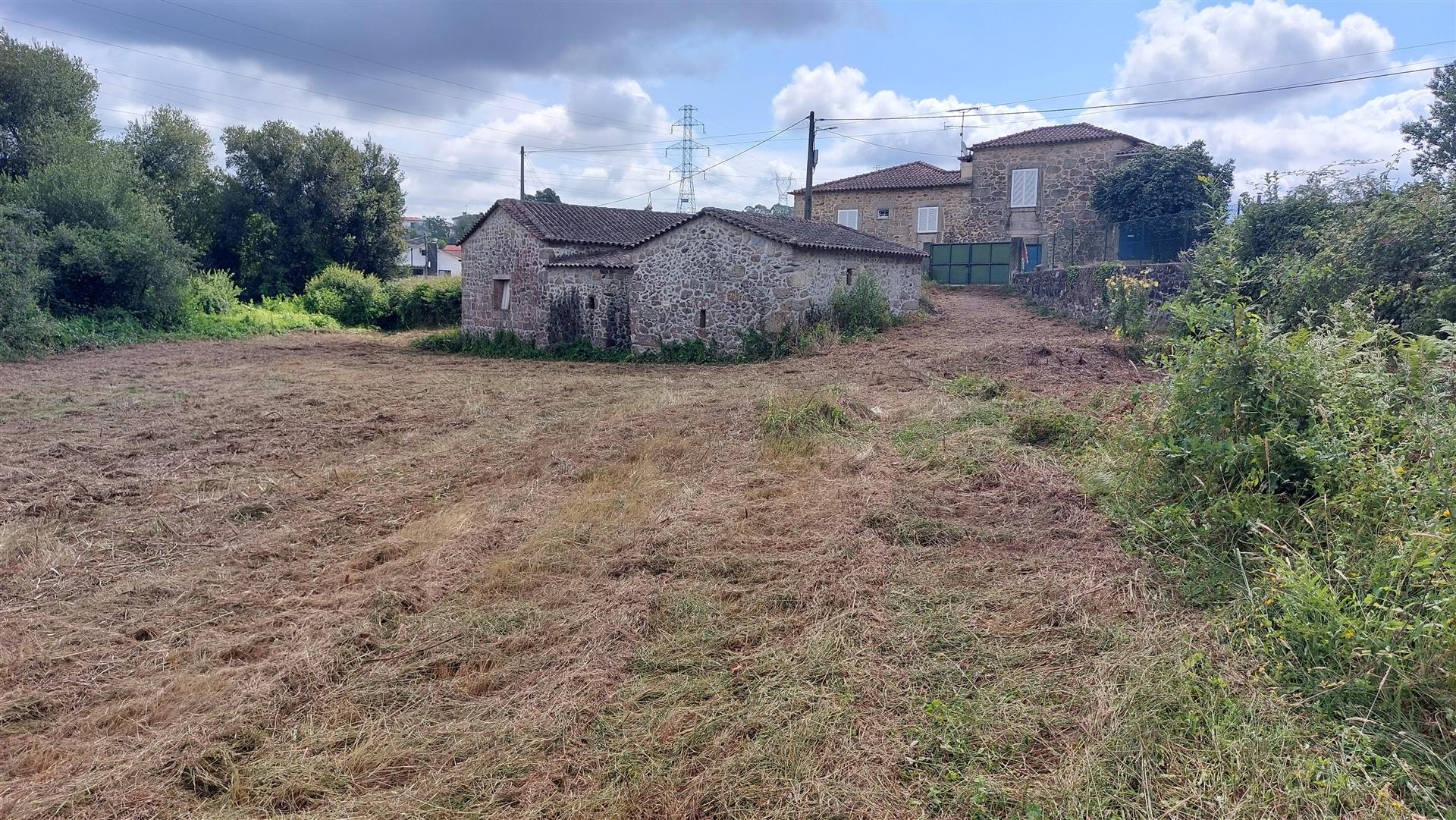 Moradia para restauro com 3020m2 de terreno na Lage, Vila Verde