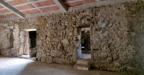 Moradia para restauro com 3020m2 de terreno na Lage, Vila Verde