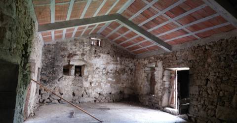 Moradia para restauro com 3020m2 de terreno na Lage, Vila Verde