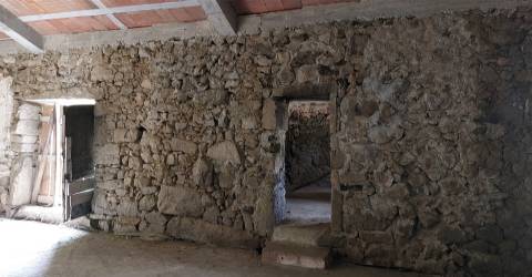 Moradia para restauro com 3020m2 de terreno na Lage, Vila Verde