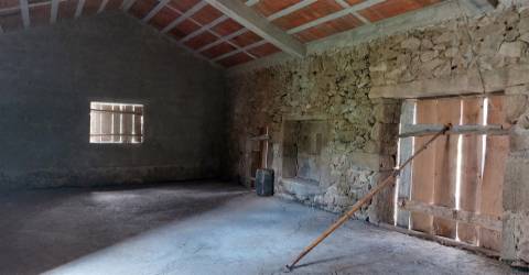 Moradia para restauro com 3020m2 de terreno na Lage, Vila Verde