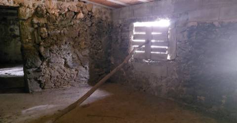 Moradia para restauro com 3020m2 de terreno na Lage, Vila Verde