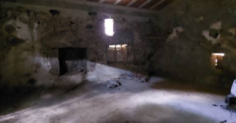 Moradia para restauro com 3020m2 de terreno na Lage, Vila Verde