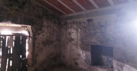 Moradia para restauro com 3020m2 de terreno na Lage, Vila Verde