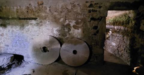 Moradia para restauro com 3020m2 de terreno na Lage, Vila Verde