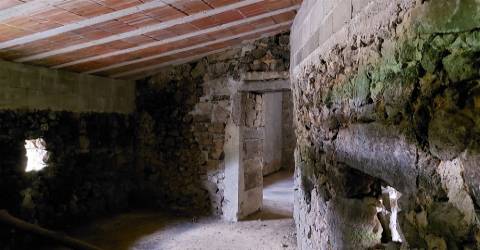 Moradia para restauro com 3020m2 de terreno na Lage, Vila Verde