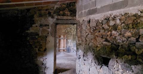 Moradia para restauro com 3020m2 de terreno na Lage, Vila Verde