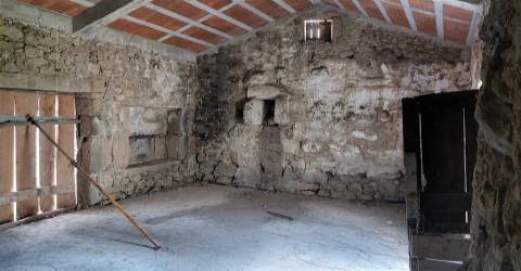 Moradia para restauro com 3020m2 de terreno na Lage, Vila Verde