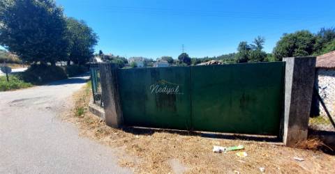 Moradia para restauro com 3020m2 de terreno na Lage, Vila Verde