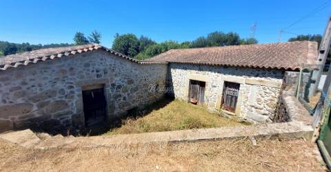 Moradia para restauro com 3020m2 de terreno na Lage, Vila Verde