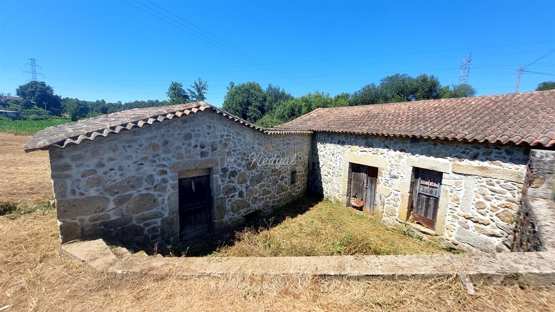 Moradia para restauro com 3020m2 de terreno na Lage, Vila Verde