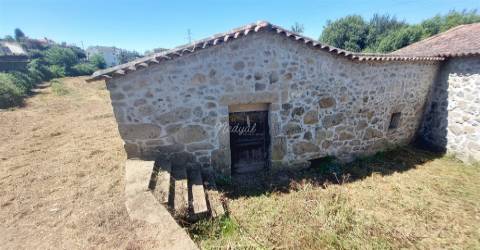 Moradia para restauro com 3020m2 de terreno na Lage, Vila Verde