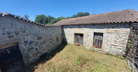 Moradia para restauro com 3020m2 de terreno na Lage, Vila Verde