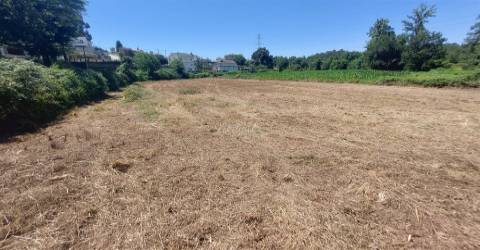 Moradia para restauro com 3020m2 de terreno na Lage, Vila Verde