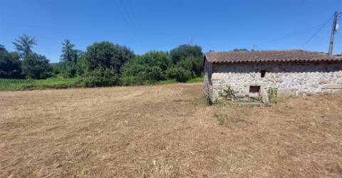 Moradia para restauro com 3020m2 de terreno na Lage, Vila Verde